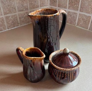 lot 48 image: McCoy Pottery Pitcher & Sugar Bowl Set