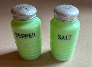 lot 49 image: Vintage Green Glass Salt & Pepper Shakers