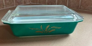 lot 57 image: Vintage Pyrex Green Casserole Dish