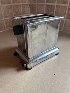 lot 60 image: Working Vintage  Landers, Frary and Clark Metal Toaster