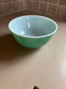 lot 153 image: Vintage Pyrex Green Mixing Bowl