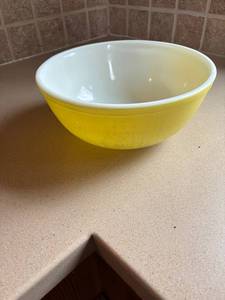 lot 154 image: Vintage Pyrex Yellow Mixing Bowl