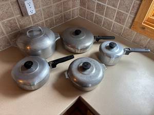 lot 157 image: Vintage Magnalite Aluminum Cookware Set