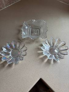 lot 160 image: Set of 3 Decorative Glass Bowls