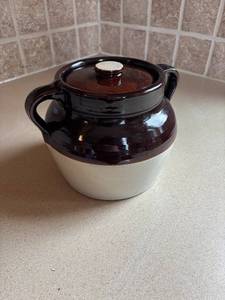 lot 165 image: Vintage Redwing Glazed Stoneware Pottery Bean Pot with Lid
