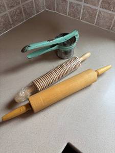 lot 166 image: Vintage Foley Rolling Pin & Kitchen Tools