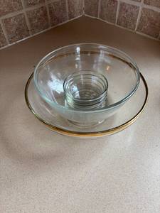 lot 173 image: Vintage Glass Bowl Set with Gold Rim