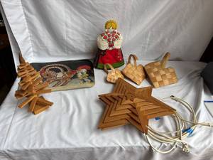 lot 180 image: Nordic Handcrafted Decor Collection