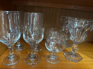 lot 124 image: Elegant Clear Glassware Set Collection
