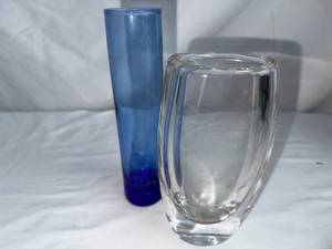 lot 134 image: Stylish Clear & Blue Glass Vases Set