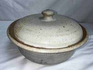 lot 141 image: Vintage Ceramic Casserole Dish with Lid