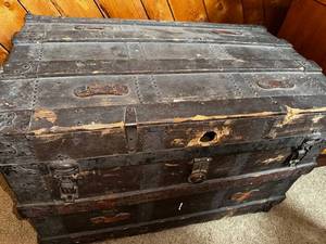 lot 143 image: Vintage Antique Steamer Trunk