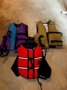 lot 217 image: Stearns & Outward Hound Life Jackets