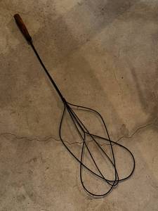 lot 224 image: Vintage Wire Rug Beater Measuring 36 Long