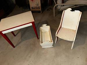 lot 243 image: Vintage Childrens Furniture Set
