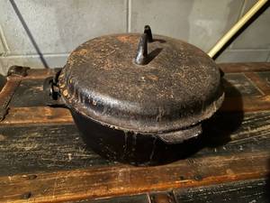 lot 246 image: Antique Cast Iron Dutch Oven #8