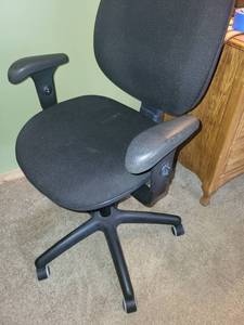 lot 18 image: Office Chair Black