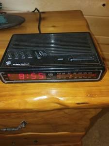 lot 19 image: Vintage GE Digital Clock Radio
