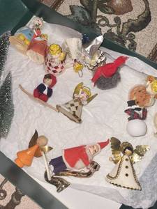lot 24 image: Vintage Christmas Ornament Set