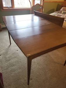 lot 25 image: Vintage Extensole Cosole Table that Extends to Dining Table with Three Leaves