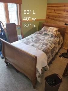 lot 30 image: Classic Wood Sleigh Bed - Twin Size