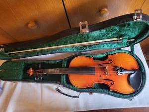 lot 97 image: Classic Vintage Suzuki Violin with Bow and Case - Model 220 44 Violin 1982 Serial #82-027