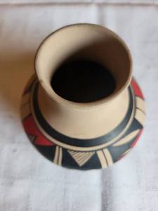 lot 102 image: Hand-painted Mexican Vase by Galvan