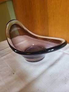 lot 106 image: Purple vintage glass bowl in the style of Holmegaard 60s Mid Century