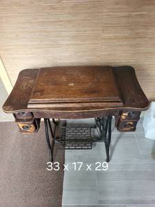 lot 112 image: Vintage Sewing Machine Table