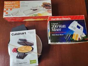 lot 183 image: Hamilton Beach Mixer & Cuisinart Waffle Maker