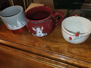 lot 196 image: Festive Holiday Mugs Set of 3