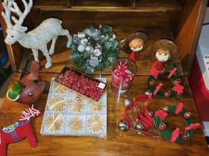 lot 198 image: Festive Christmas Decoration Set