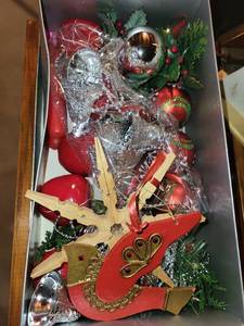 lot 200 image: Christmas Ornament and Decor Lot