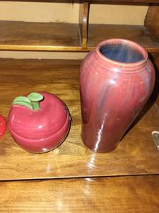 lot 201 image: Red Ceramic Decor Set