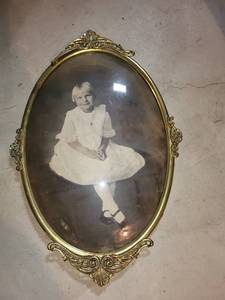 lot 209 image: Vintage Bubble Oval Frame