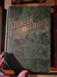lot 260 image: Vintage Books Pioneer Heroes & More