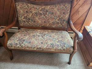 lot 3 image: Vintage Floral Upholstered Loveseat