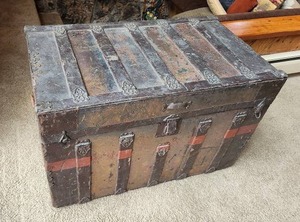 lot 10 image: Vintage Steamer Trunk - Antique Charm