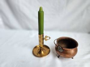 lot 86 image: Vintage Brass Candle Holder & Copper Pot