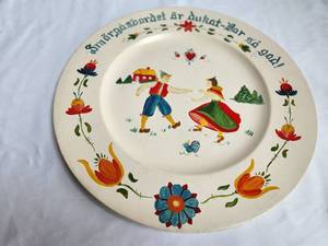 lot 89 image: Hand-Painted Scandinavian Folk Art Plate