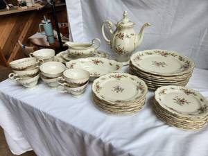 lot 169 image: Vintage Rosenthal Antoinette Pompadour Floral China Tea Set