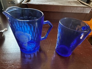 lot 16 image: Vintage 1930s Hazel Atlas Shirley Temple Picture Glass Cobalt Blue Glass Pitcher Set