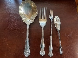 lot 6A image: Antique Silverplate Flatware 1904 Extra Plate
