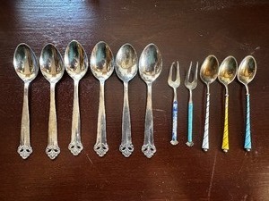 lot 28 image: Vintage Assorted Flatware Collection