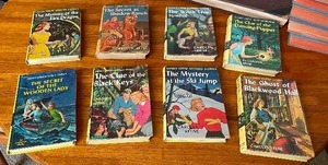 lot 275 image: Vintage Set of Nancy Drew Mystery Collection (8 Books)
