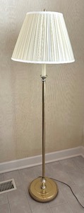 lot 21 image: Beautiful Brass Floor Lamp