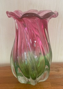 lot 25 image: Amazing Art Glass Vase