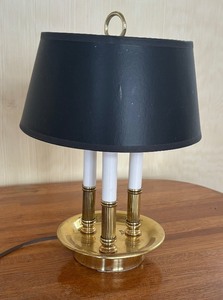 lot 33 image: Elegant Vintage Lamp