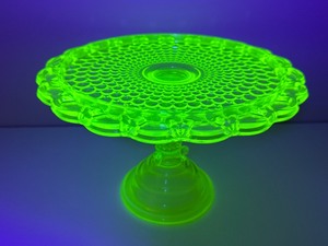 lot 9 image: Vintage Vaseline Glass Thousand Eye Pattern Pedestal Cake Plate