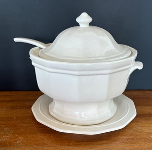 lot 60 image: Pfatzgraff Soup Tureen
